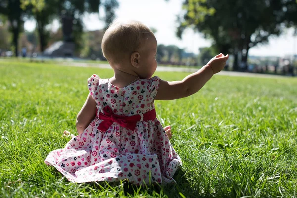 Meisje ademt de frisse lucht in het park. — Stockfoto