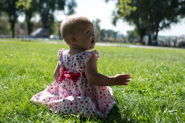 Kleines Mädchen atmet die frische Luft im Park. — Stockfoto