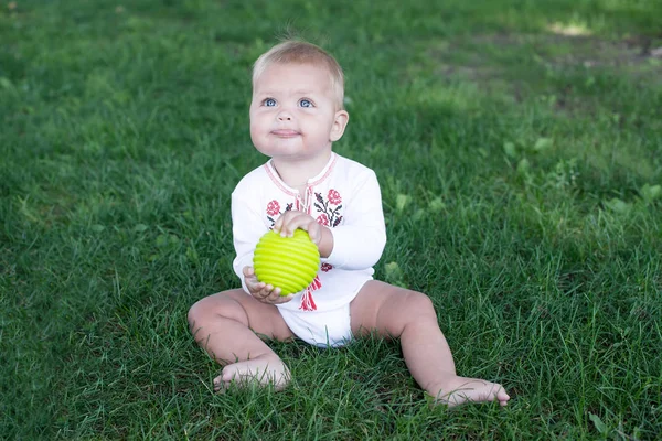 Bebé once meses sentado en la hierba — Foto de Stock