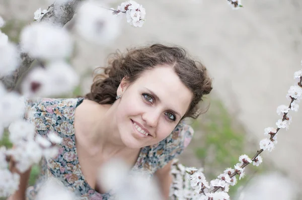 Bela jovem mulher em flor cereja flores jardim — Fotografia de Stock