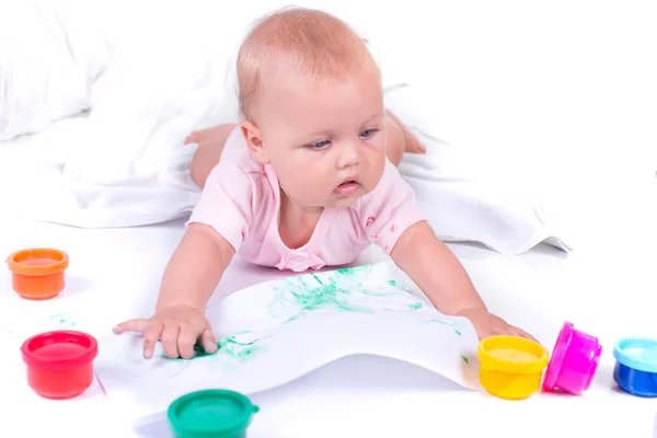 Mãos pintadas coloridas em uma linda menina. isolado em fundo branco — Fotografia de Stock