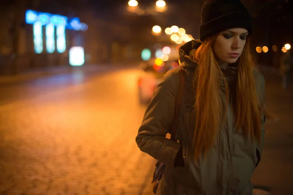 Młoda piękna dziewczyna łapie taksówkę w mieście ulicy w nocy — Zdjęcie stockowe