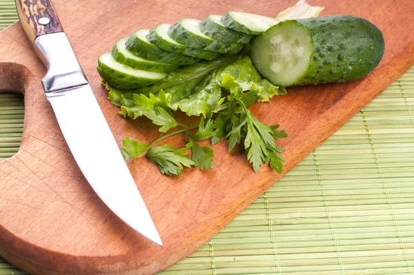 Fris Gesneden Komkommers Gesneden Komkommers Een Snijplank Komkommers Voor Voeding — Stockfoto