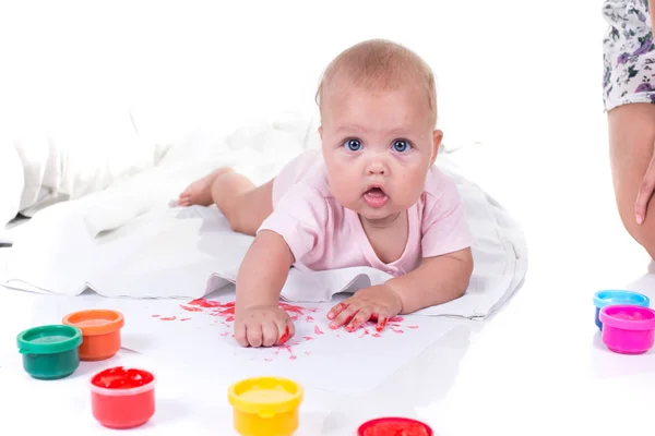 Mãos Pintadas Coloridas Uma Linda Menina Isolado Fundo Branco — Fotografia de Stock