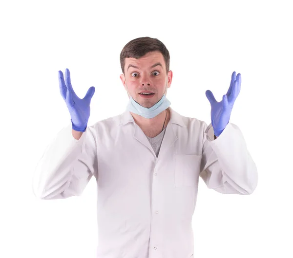 Médico Masculino Surpreso Posando Uniforme Branco Isolado Fundo Branco — Fotografia de Stock
