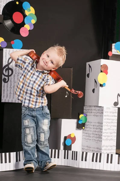 Мальчик Скрипкой Различных Позах Счастливый Вдумчивый Скучно Наслаждаясь Черном Фоне — стоковое фото