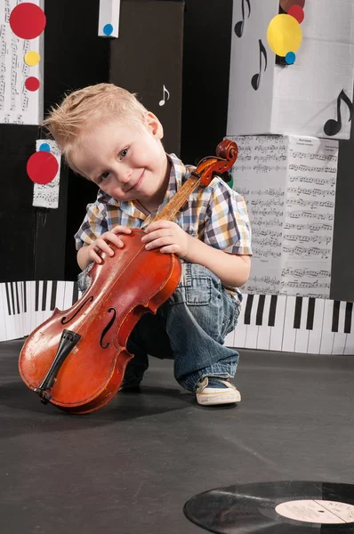 黒の背景で楽しんで様々 なポーズ 幸せな 思慮深い ヴァイオリンの少年 — ストック写真