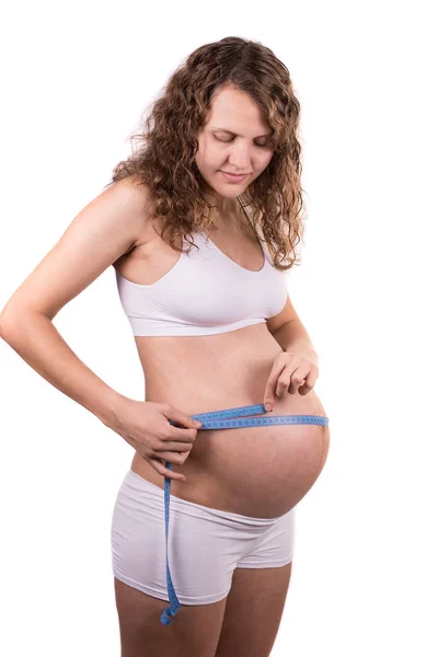 Kobieta Ciąży Mierzy Brzuch Białym Tle — Zdjęcie stockowe