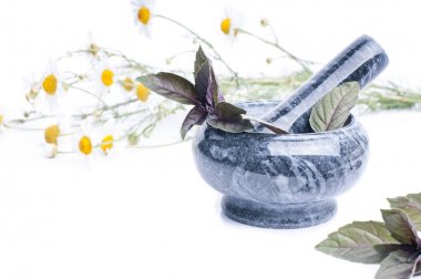 Beyazlara ayrılmış havanda papatya çiçeği.