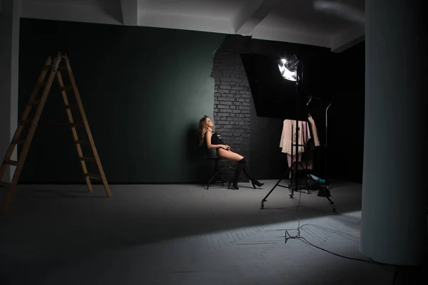 若い女性全体プランのスタジオ — ストック写真