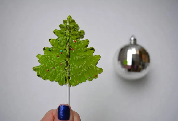 Caramella Albero Verde Natale Lecca Lecca Mano Sfondo Bianco Vacanza — Foto Stock