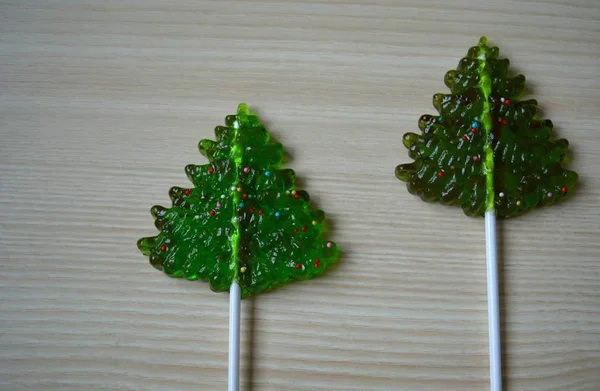 Natale Verde Albero Caramelle Lecca Lecca Uno Sfondo Legno Vacanza — Foto Stock