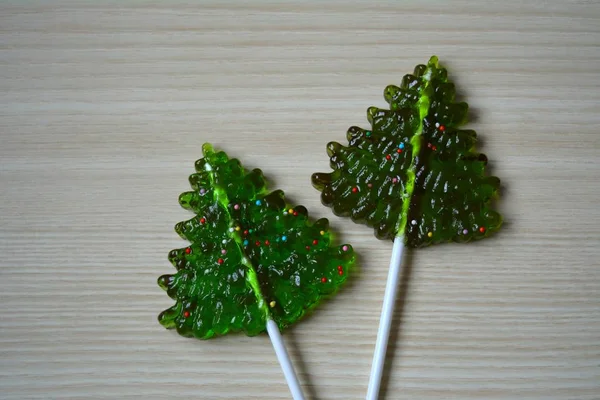 Natale Verde Albero Caramelle Lecca Lecca Uno Sfondo Legno Vacanza — Foto Stock