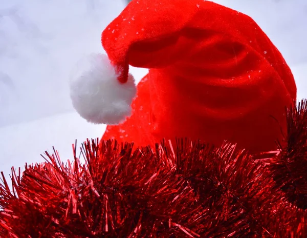 Chapéu Vermelho Decorativo Ouropel Neve Natal Feriado Ano Novo — Fotografia de Stock