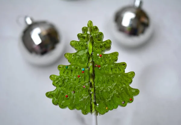 Weihnachtsgrünem Baum Süßigkeiten Lutscher Und Kugeln Auf Weißem Hintergrund Winterurlaub — Stockfoto