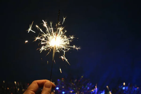 Bengala Luz Mão Natal Ano Novo Fundo Feriado Azul — Fotografia de Stock