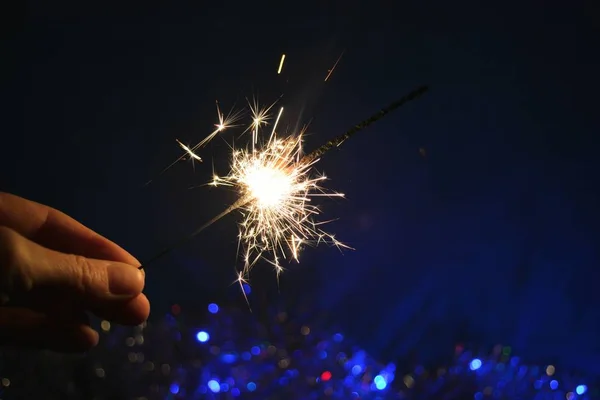 Bengala Luz Mão Natal Ano Novo Fundo Feriado Azul — Fotografia de Stock