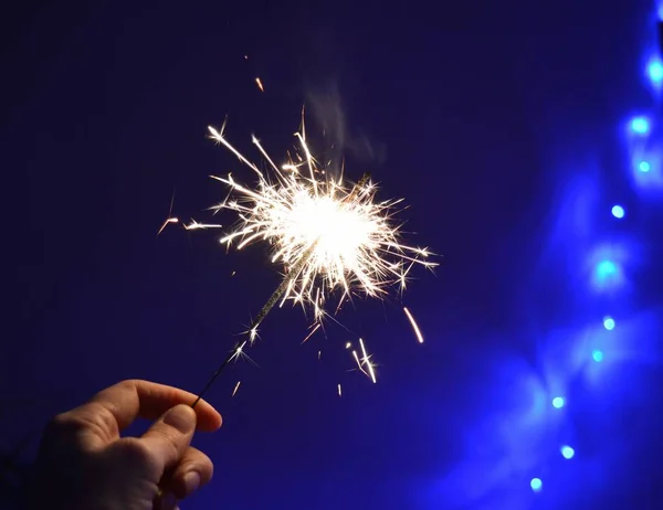 Bengala Luz Mão Natal Ano Novo Feriado Fundo Azul — Fotografia de Stock