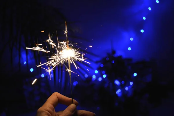 Bengala Luz Mão Azul Luz Natal Fundo Feriado Escuro Ano — Fotografia de Stock