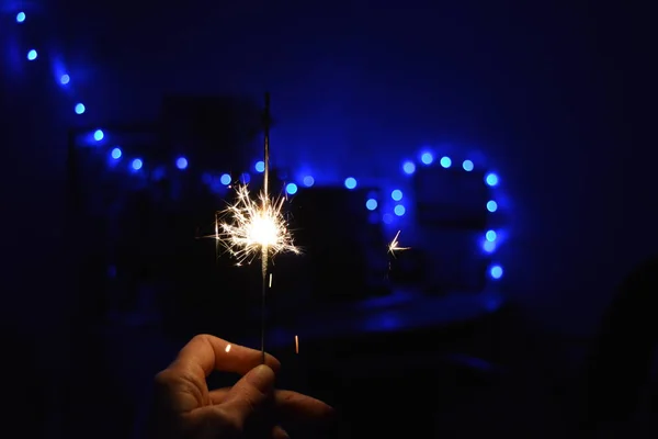 Bengala Luz Mão Azul Luz Natal Fundo Feriado Escuro Ano — Fotografia de Stock