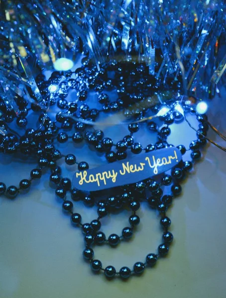Mutlu Yıllar Yeni Yıl Süslemeleri Mavi Arka Planda — Stok fotoğraf