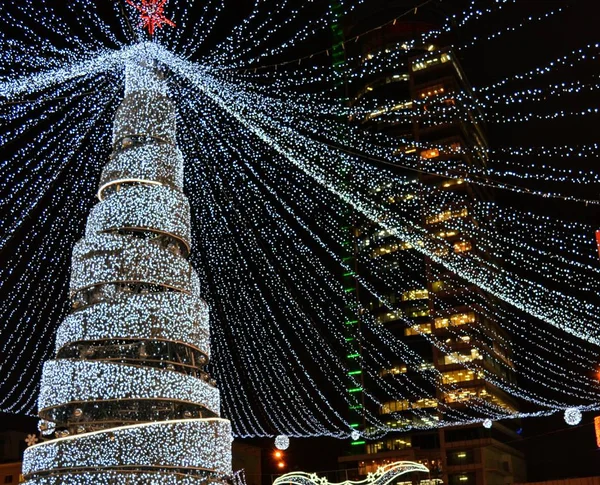 Árbol Decoraciones Navidad Año Nuevo Una Calle Nocturna Vacaciones Invierno — Foto de Stock