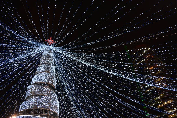 Árbol Decoraciones Navidad Año Nuevo Una Calle Nocturna Vacaciones Invierno — Foto de Stock