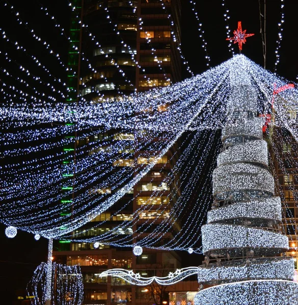 Árbol Decoraciones Navidad Año Nuevo Una Calle Nocturna Vacaciones Invierno Imagen de archivo