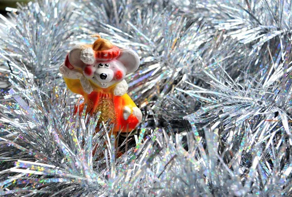 Nytt Symbol Dekorativa Ljus Råtta Och Jul Silver Tinsel Bakgrund — Stockfoto