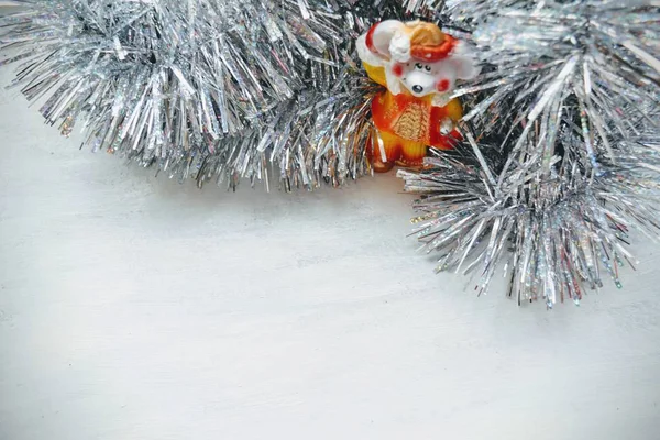 Новогодний Символ Декоративной Свечной Крысы Серебряной Мишуры Белом Фоне — стоковое фото