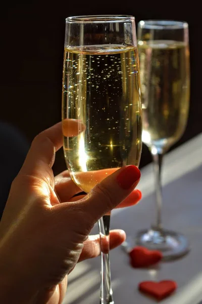 Champagnerglas Der Weiblichen Hand Sonnenlicht — Stockfoto