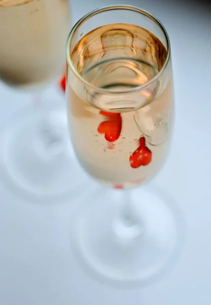 Шампанское Очках Красные Сердца Белом Фоне — стоковое фото