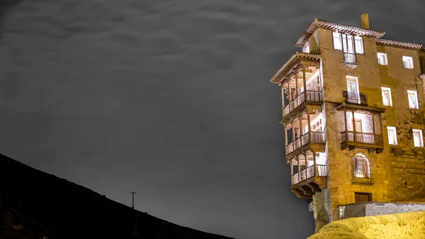 クエンカの夜に有名な宙吊りの家 — ストック写真