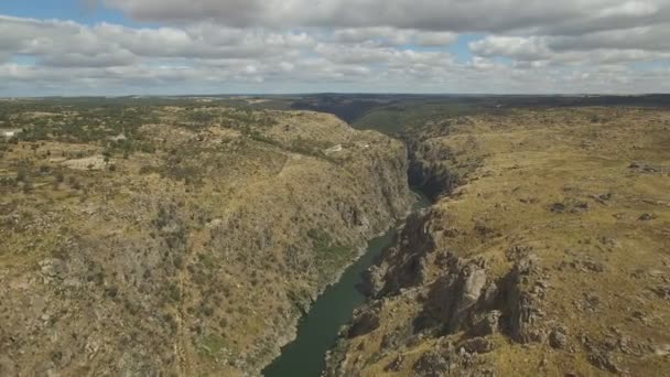 Cliff Duero nehir, İspanya için yan hava görüntüle — Stok video