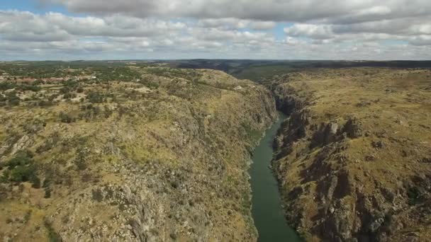 Luchtfoto naderen rots in de rivier de Duero, Spanje — Stockvideo
