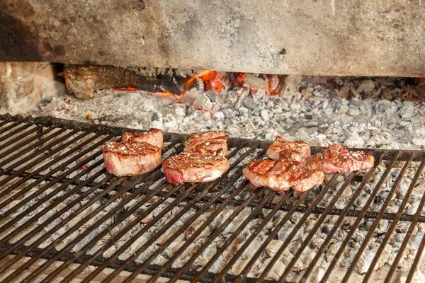 Sirloin steaks on grill — Stock Photo, Image