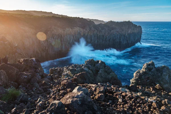 Terceira costa de la isla larga exposición con olas al atardecer, Azores —  Fotos de Stock