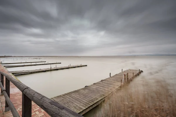 Storm över Albufera med bryggor i perspektiv, Valencia — Stockfoto