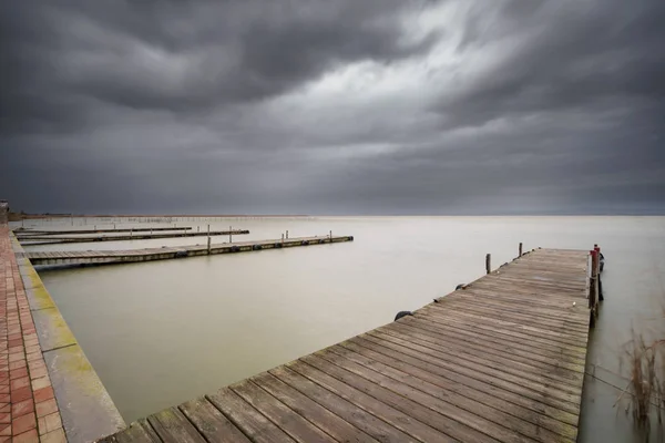 Storm over Albufera with piers in perspective, Valencia — Stock Photo, Image