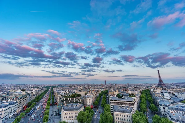 Skyline, a párizsi Champs-Élysées és az Eiffel torony, napnyugtakor — Stock Fotó