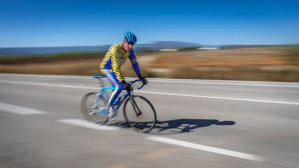 Ciclista borroso en la carretera — Foto de Stock