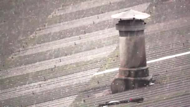 Granizo sobre techo de asbesto con chimenea en cámara súper lenta — Vídeo de stock