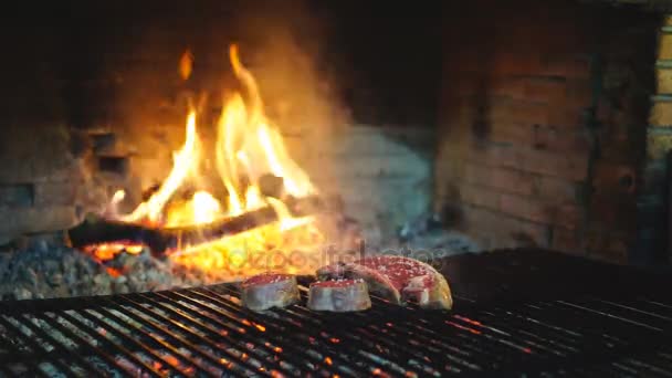 Stek z polędwicy wołowej na grill, zapętlić — Wideo stockowe