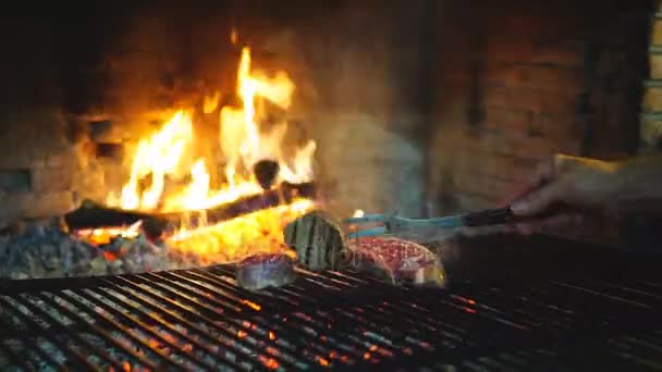 Sirloin steak pada panggangan, memasak — Stok Video