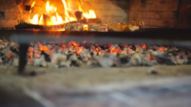 Sirloin bøf på grill, mand hånd kaste salt – Stock-video