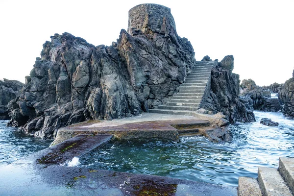 Vulkanické skály, hradní tvar, atlantický oceán, Azorské ostrovy — Stock fotografie