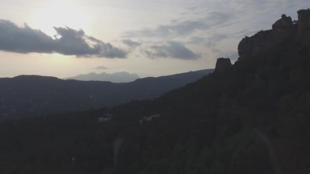 Volando sobre montañas con picos de Montserrat al atardecer — Vídeos de Stock