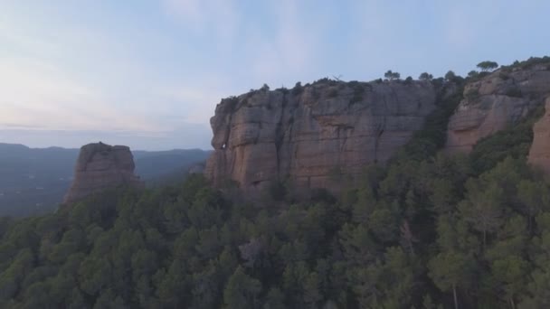 Aproximando-se de rochas altas na cor plana — Vídeo de Stock