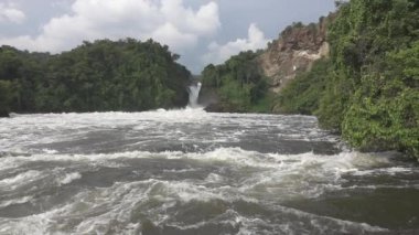 Murchison Falls'ta süper yavaş hareket ve düz renk