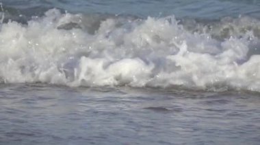 Ağır çekimde sıçramasına su yüzeyi